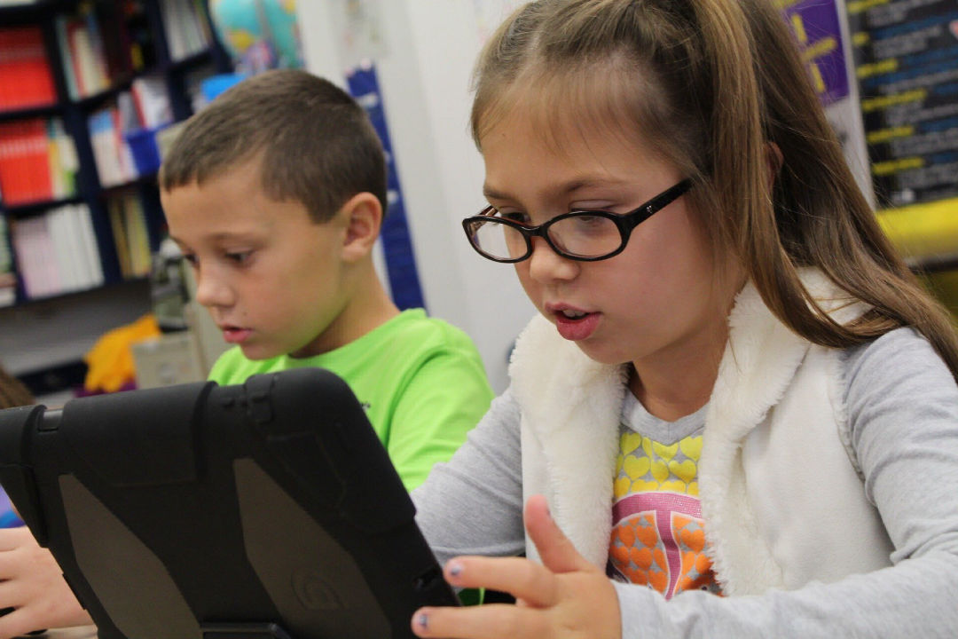 Niños con tablet. Oftalmopediatría